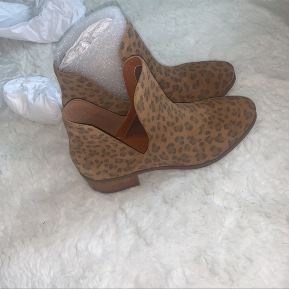 New in box Matisse suede cutout booties - Picture 4 of 6